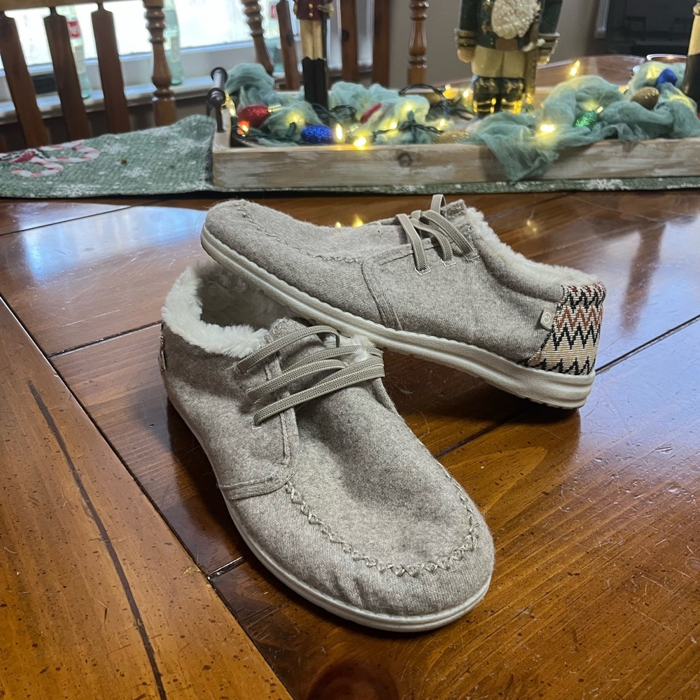 Magellan Outdoors Grey Faux Fur Lined Slip-On Moccasin Shoes Size 9 EUC